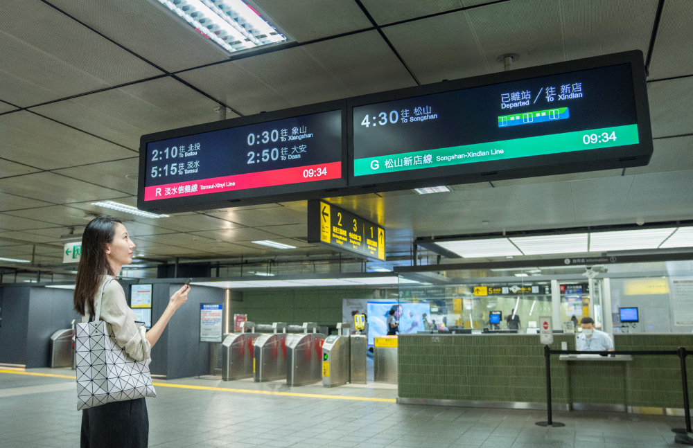 達擎TARTAN顯示器的特殊長條型比例非常適合空間與高度有限的大眾運輸場域應用，具備工業等級高品質、高亮度、高解析與高色彩飽和度等優勢，打造都會智能車站新風貌。