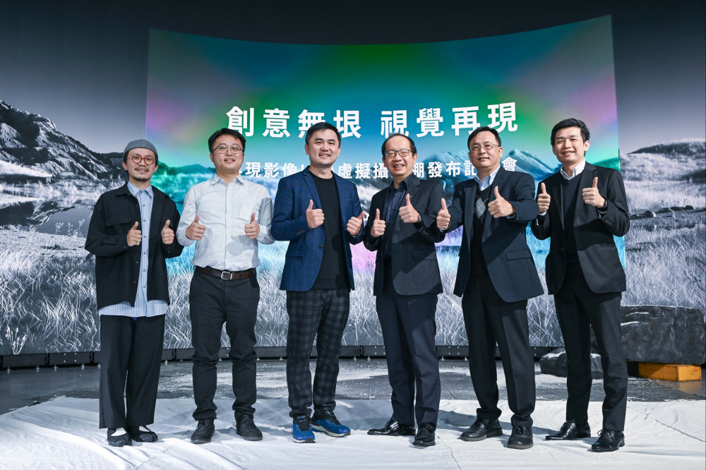 友達光電與再現影像攜手，於中影製片廠建置全台首座提供嶄新一站式整合服務的LED虛擬製作攝影棚（圖左至右：再現影像視覺總監郭憲聰、再現影像營運總監黃棨雋、再現影像藝術總監與導演紀柏舟、友達光電技術長廖唯倫、友達光電系統設計製造服務事業總部副總經理曾天龍、友達光電系統產品事業資深處長蘇聖倫）