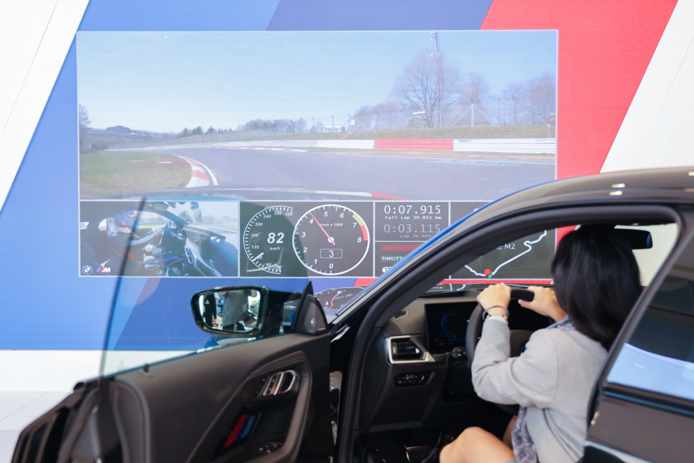 顧客按下虛擬Engine Start按鈕，啟動預選車款的引擎聲浪，螢幕同時呈現德國紐柏林賽道的試駕畫面，坐進車內一秒化身駕駛員馳騁奔騰