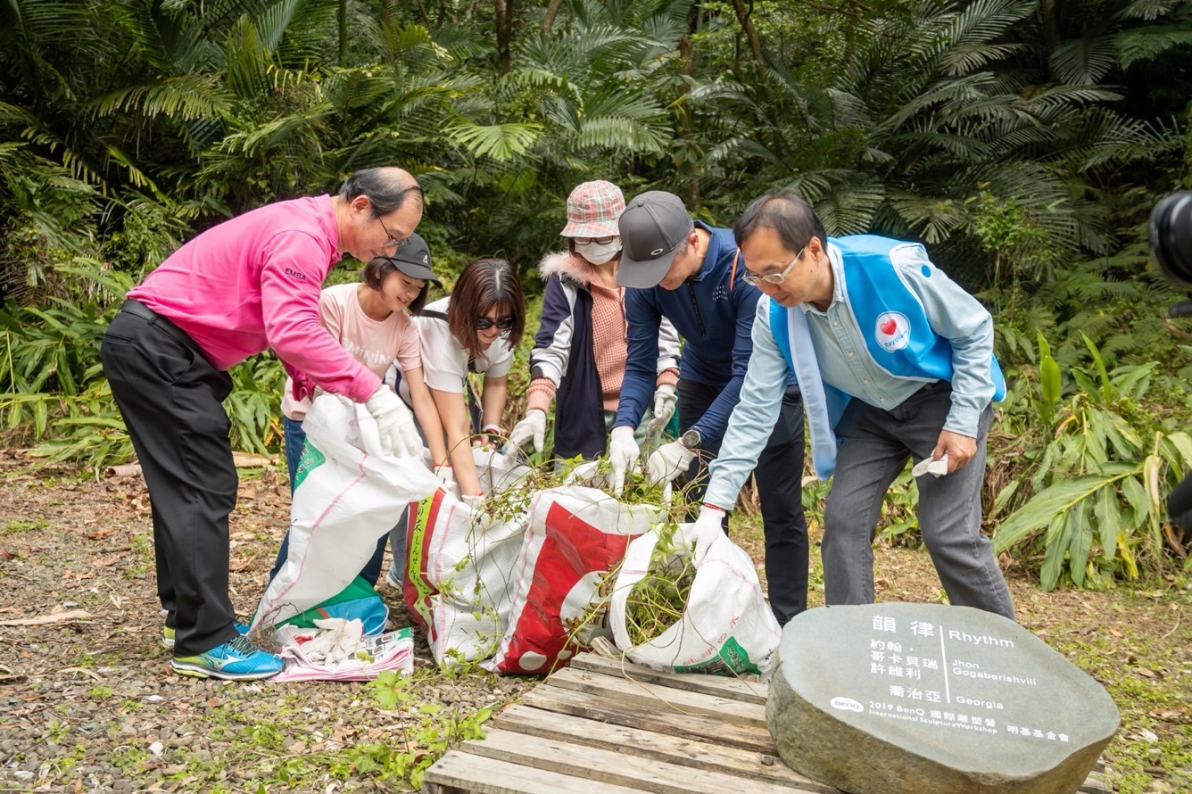 為共同守護在地物種，友達永續基金會號召志工認識並移除「綠癌」: 外來入侵種小花蔓澤蘭