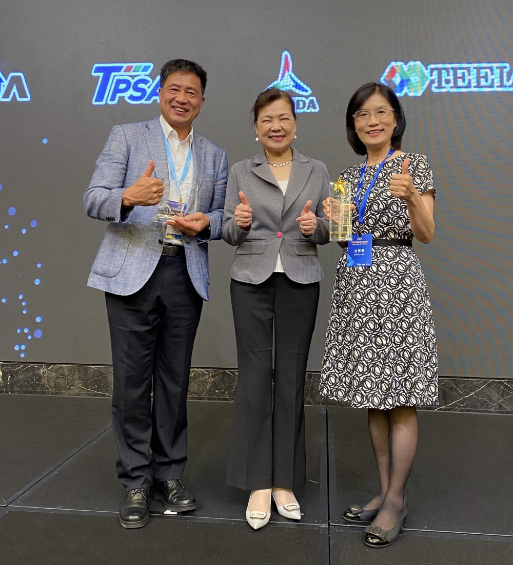 友達致力推動永續發展，於Touch Taiwan2024以3R策略貫穿Display、ESG展位實現綠色展覽目標之成果，Display展位獲綠色裝潢設計鑽質獎最高榮譽，ESG同獲金質獎殊榮。由經濟部長王美花（中）親自頒予友達光電董事長彭双浪（左）、友達光電永續長古秀華（右）