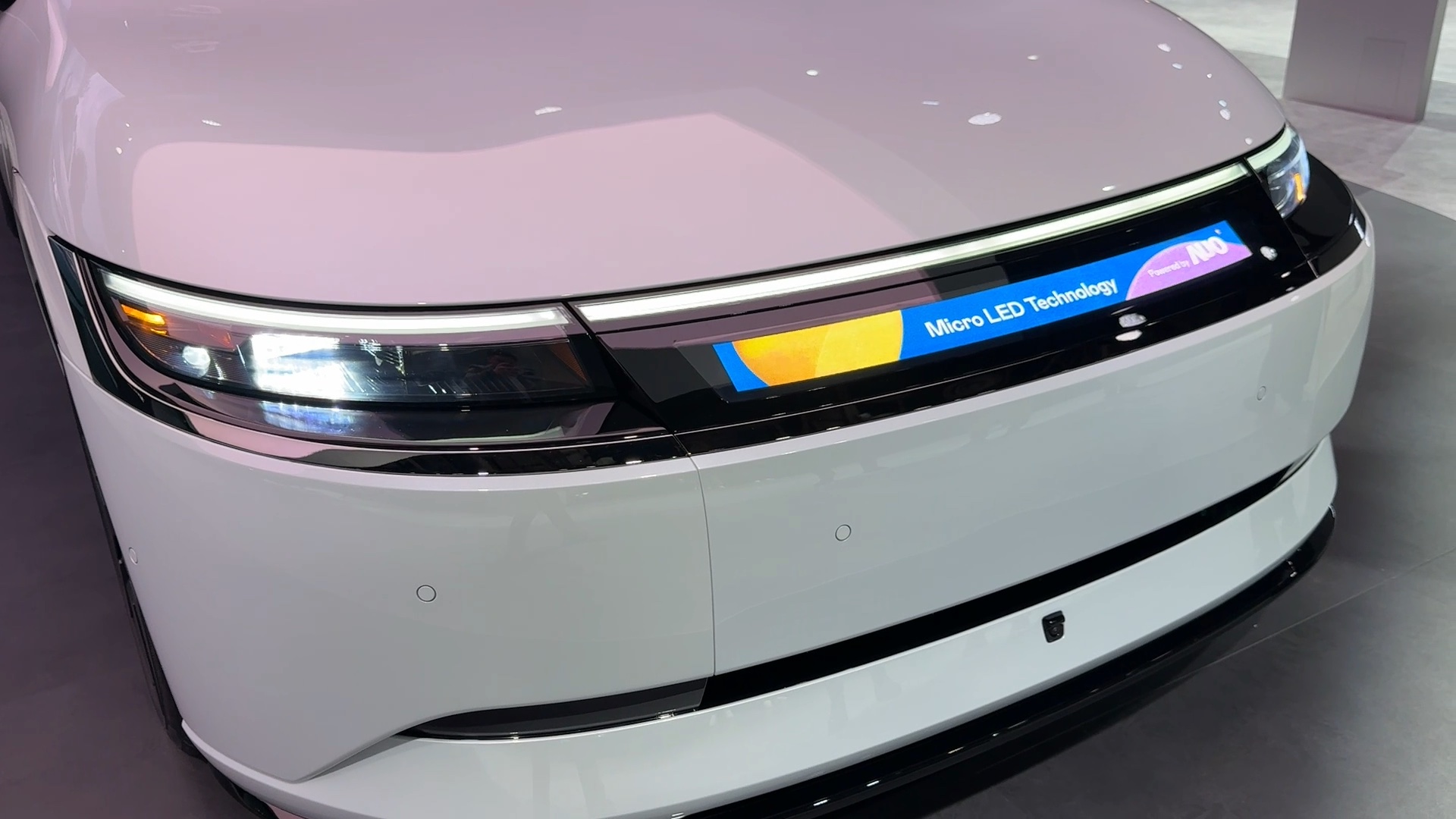 友達Micro LED車頭顯示解決方案擁有高對比度、高亮度、高解析度和超廣視角等特性，可以清晰顯示充電狀態、車輛資訊並展現車主個人化的主題風格、影片文字等內容，革新了人與車的互動方式。